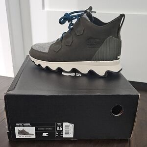 Sorel Kinetic Caribou Boots in Gray and Dark Green